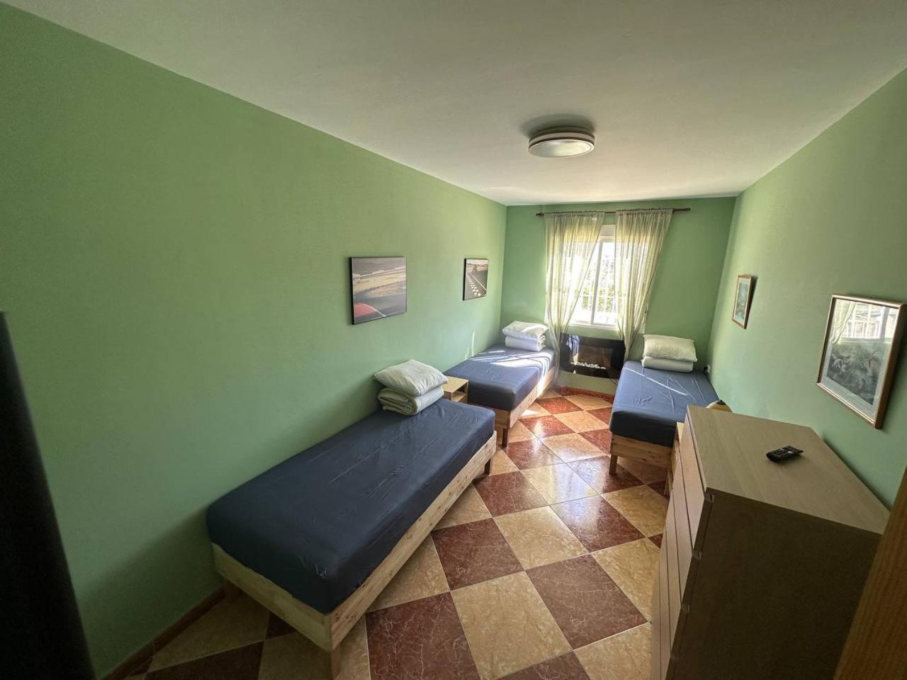 Moto Groot Homestay Tabernas