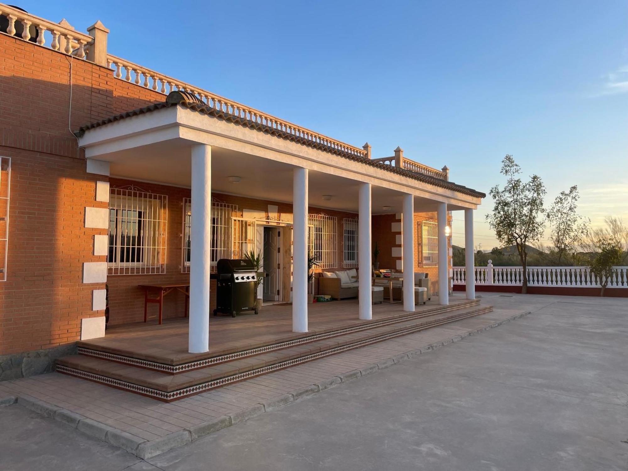 Moto Groot Homestay Tabernas
